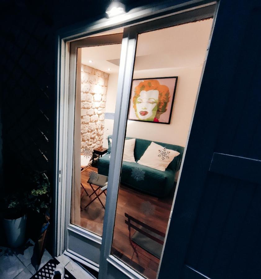 Romantic Tiny House Inside Montmartre Paris Exterior foto
