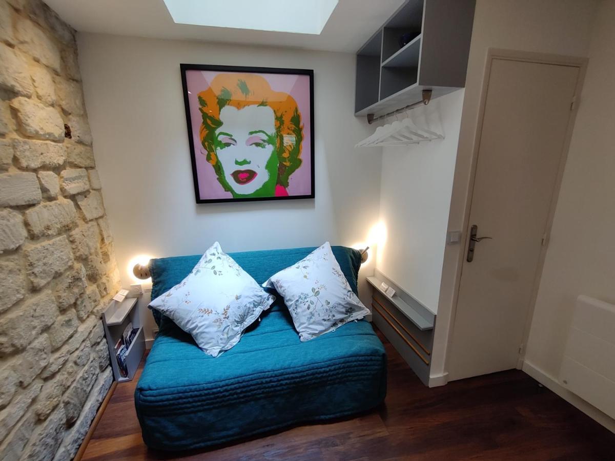 Romantic Tiny House Inside Montmartre Paris Exterior foto