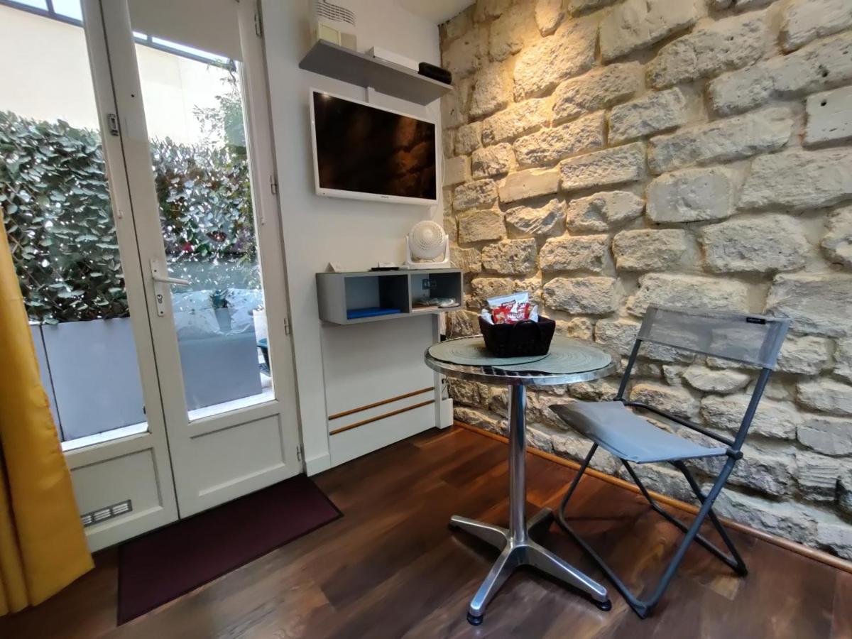 Romantic Tiny House Inside Montmartre Paris Exterior foto