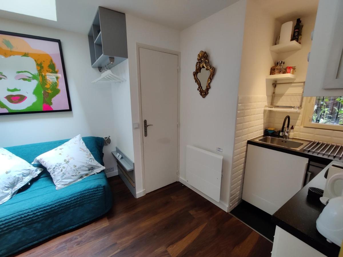 Romantic Tiny House Inside Montmartre Paris Exterior foto