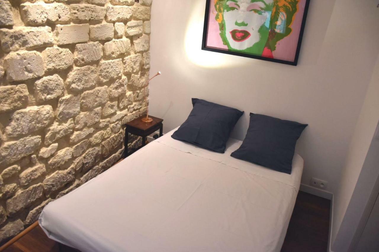Romantic Tiny House Inside Montmartre Paris Exterior foto